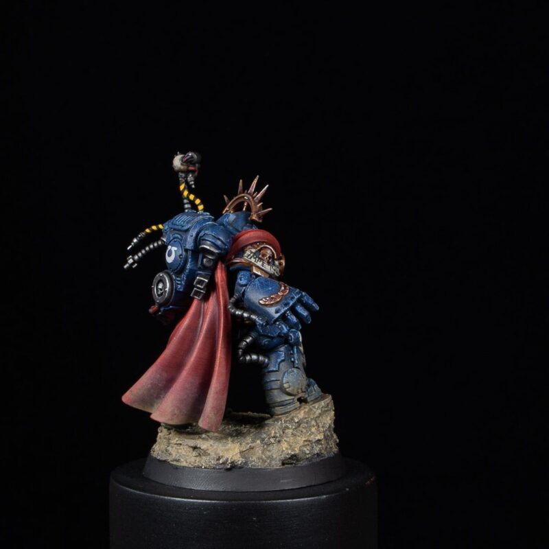Warhammer 40,000 - Ultramarines Captain in Gravis Armour